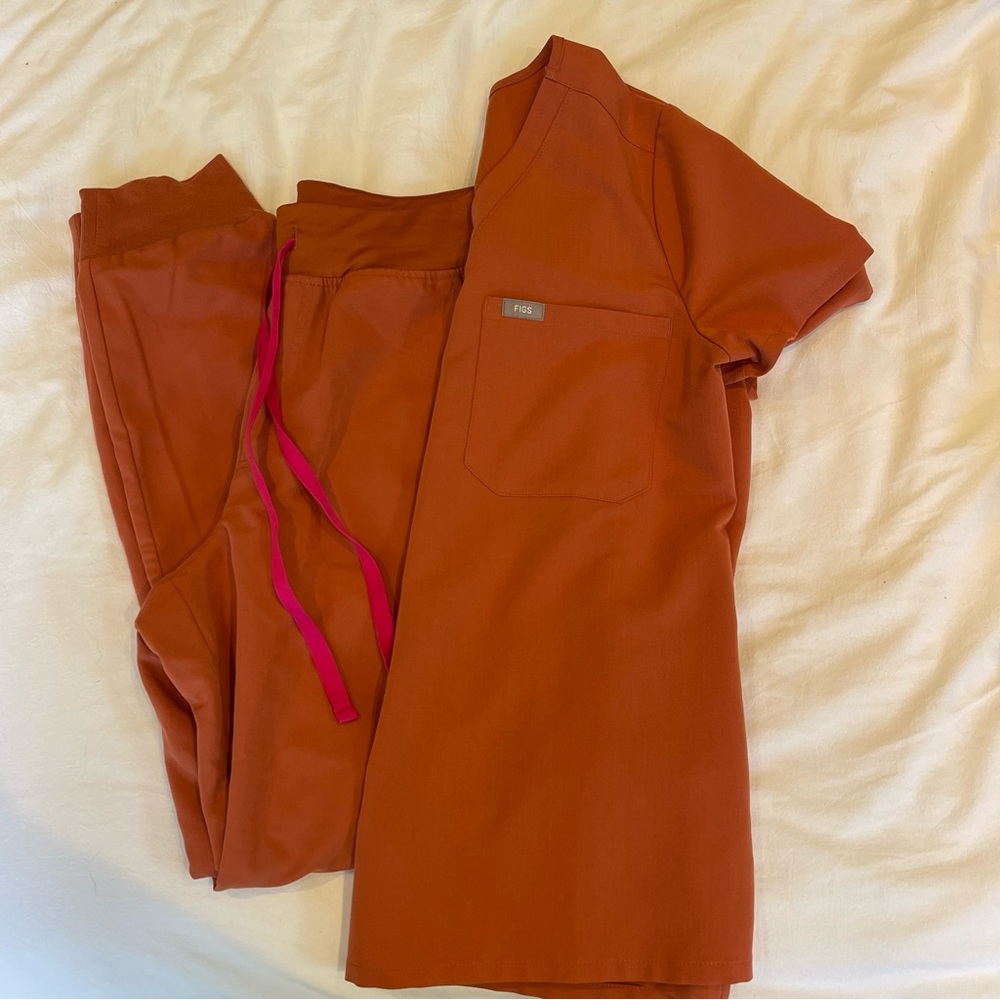 Figs terracotta Zamora high waisted joggers & Catarina one pocket top